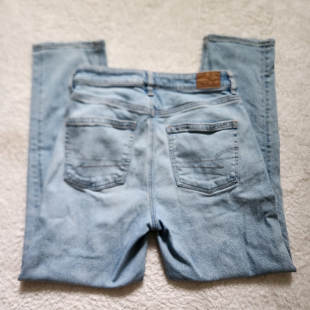 American Eagle Mom Straight Jean Light Wash Distressed Ripped Size 6 Regular - Picture 9 of 9